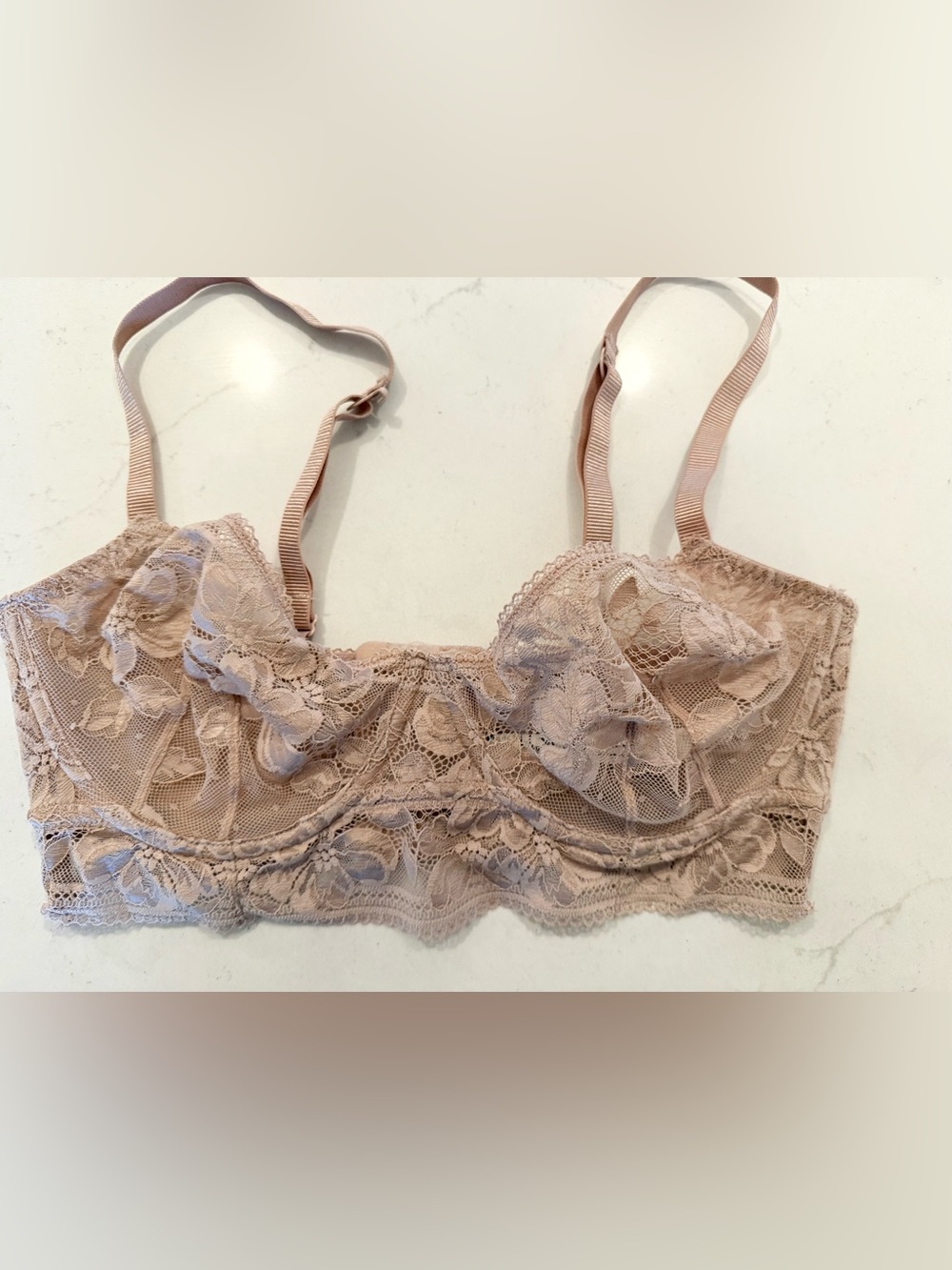 Free People Intimately Sorento Demi
Longline bra in a light sand lace 34DD